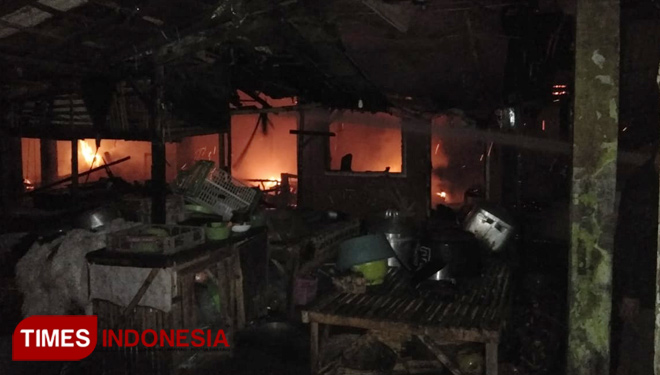 Suasana kebakaran pasar ikan di pasar induk kabupaten Bondowoso (FOTO: Moh Bahri/TIMES Indonesia) 