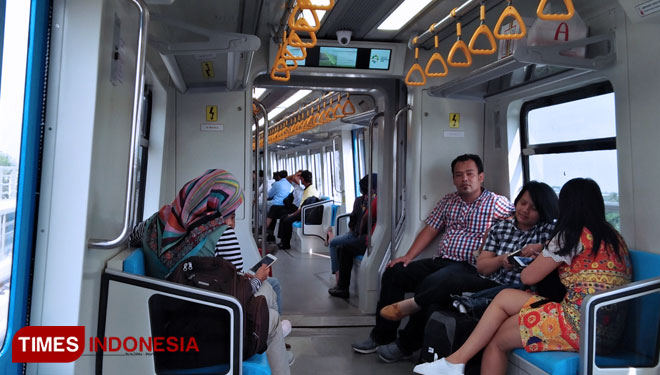 Penumpang yang sedang menikmati LRT Palembang. (FOTO: Fuad/TIMES Indonesia)