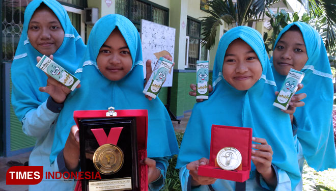 Empat dari lima siswa MTsN Kota Batu yang mendapatkan penghargaan Internasional karena menemukan Daun Kelor pencegah stunting. (FOTO: Muhammad Dhani Rahman/TIMES Indonesia) 
