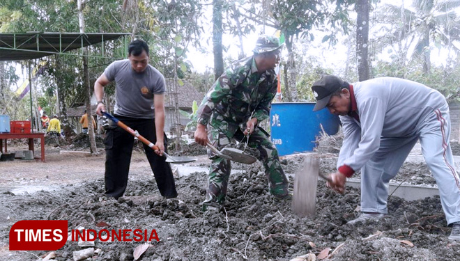 ANGGOTA POLSEK GAMPING yang JUGA IKUT TMMD. (FOTO: AJP TIMES Indonesia)