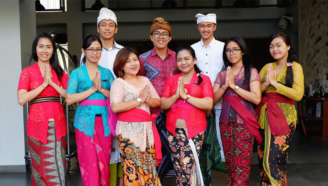 Staff dan Jajaran Manajemen Bangga kenakan Busana Adat Bali