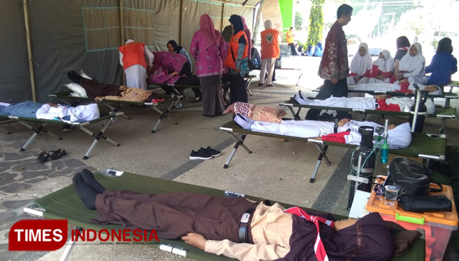 Puluhan peserta upacara yang tumbang sedang mendapatkan penanganan dari tim medis. (FOTO: MK Adinugroho/TIMES Indonesia)