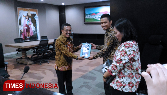 Wakil Wali Kota Batu, Punjul Santoso memberikan suvenir kepada pemateri dari BKN. (FOTO: Muhammad Dhani Rahman/TIMES Indonesia) 