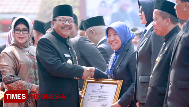 Penghargaan diberikan oleh Gubernur Jawa Timur pada Walikota Rukmini. (FOTO: Agus Sugiantoro for TIMES Indonesia)