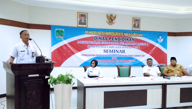 Drs Hasbullah, Msi saat  membuka Seminar Wawasan Kebangsaan mdi Gedung A Aula Diknas, di Raci, Pasuruan Rabu (10/10/2018). (FOTO: Istimewa)