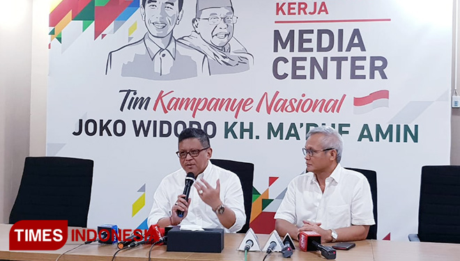Sekretaris TKN Hasto Kristiyanto (kiri). (FOTO: Hasbullah/TIMES Indonesia)