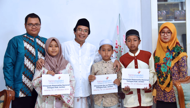 Wakil Bupati Jember KH Abdul Muqit Arief (tengah) berfoto bersama peserta Omatiq Nasional 2018 asal Jember. (FOTO: Istimewa)