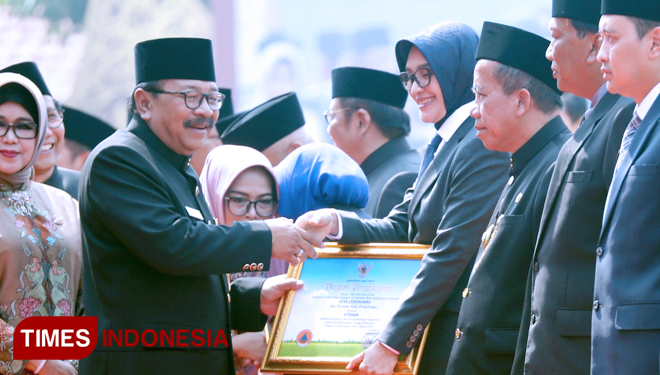 Bupati Probolinggo, Tantriana Sari, saat menerima penghargaan dari Gubernur Jatim (FOTO: Agus Sugiantoro for TIMES Indonesia)