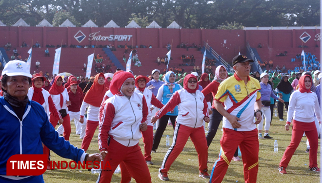 Ribuan warga Kota Kediri mengikuti senam Meraih Bintang yang digelar untuk menyemarakkan Para Games 2018. (FOTO: Humas Pemkot Kediri for TIMES Indonesia)