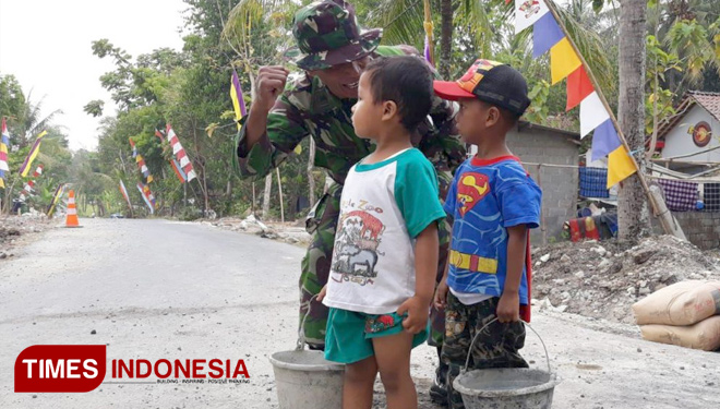 Kehadiran bocah pada TMMD Kodim 0732/Sleman memberikan semangat tersendiri bagi TNI. (Foto: AJP/TIMES Indonesia)