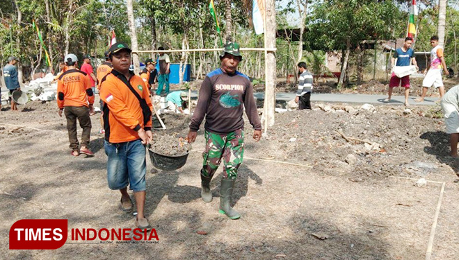 Relawan Argoseto berbaur dengan anggota Kodim Sleman. (FOTO: AJP/TIMES Indonesia)