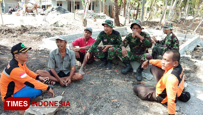 Warga dan TNI bersama-sama menikmati minuman usai kerjabakti di TMMD Kodim Sleman. (FOTO: AJP/TIMES Indonesia)