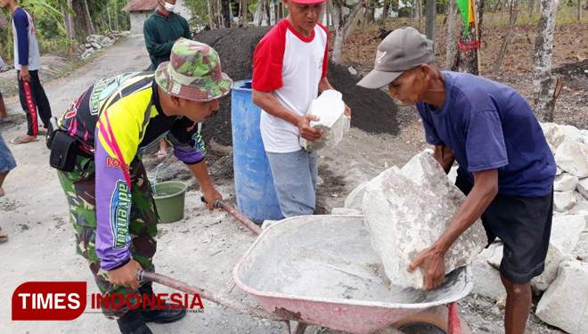 Mbah Parjo tampak membantu TNI di TMMD Kodim Sleman. (Foto: AJP/TIMES Indonesia)