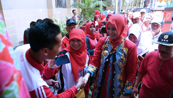Bupati Jember dr Faida disambut para pelajar saat mengunjungi SMAN Ambulu, Sabtu (13/10/2018). (FOTO: Istimewa)