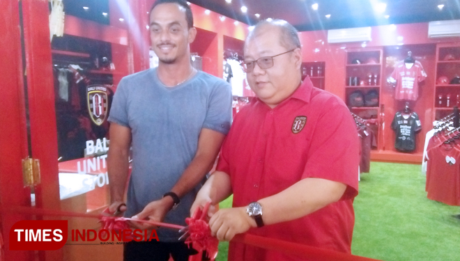 Peresmian Bali United store dilakukan pemotongan pita merah oleh CEO Bali United Yabes Tanuri dan Owner Warung Made yakni Made Raymons. Sabtu (13/10/2018). (FOTO: Khadafi/TIMES Indonesia)