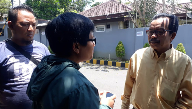 H Zaini saat ketemu wartawan di Polres Malang. (FOTO: Istimewa)
