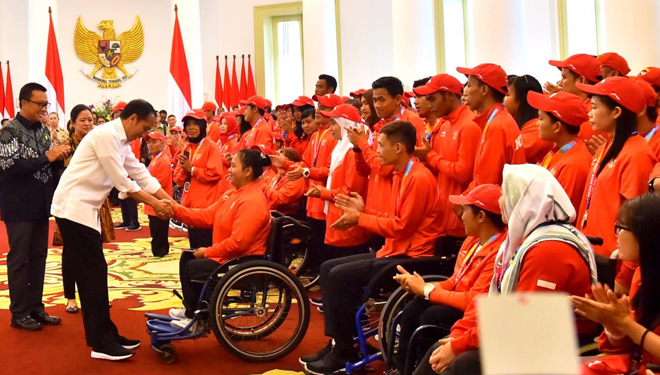 Presiden Joko Widodo memberikan secara langsung bonus para atlet Indonesia yang berlaga di Asian Para Games 2018 di Istana Kepresidenan Bogor, Jawa Barat, Sabtu, 13 Oktober 2018. (FOTO: Deputi Bidang Protokol, Pers, dan Media Sekretariat Presiden)