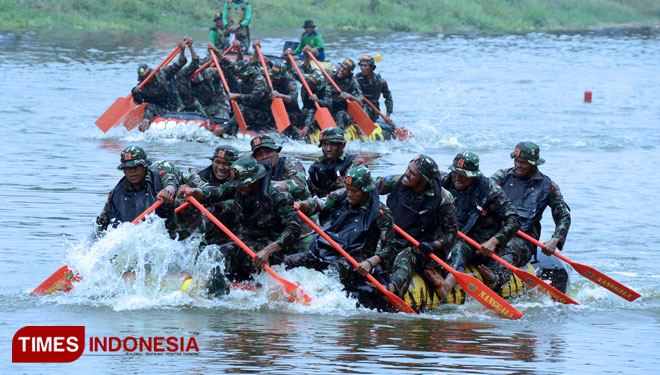 Korps Marinir TNI AL Menggelar Lomba Dayung Perahu Karet