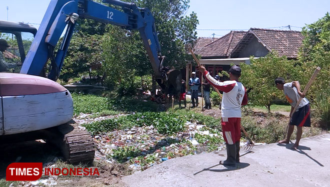 Warga Kedung Banteng dan Lapindo Gotong Royong Bersihkan Sampah di Sungai