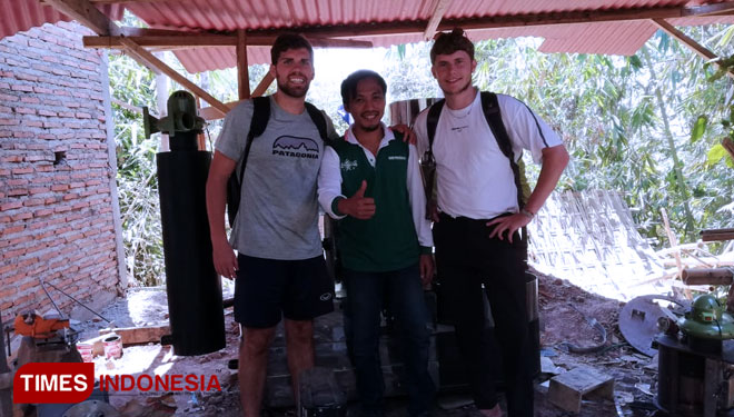 Ahmad Niam (tengah) bersama dua turis manca negara saat berkunjung ke tempat produksi mesin Roasting kopi miliknya. (FOTO: Moh Bahri/TIMES Indonesia) 