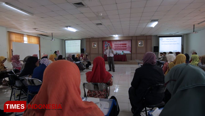 ENTHUSIASTIC: The presenters are giving explanation of language learning method to the teachers of Madrasah Tsanawiyah in Malang on Saturday (13/10). (PHOTO: Faculty of Humanities for TIMES Indonesia)