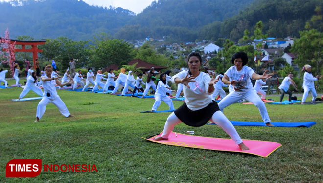 The Onsen Hot Spring Peringati International Breast Cancer Month dengan Yoga