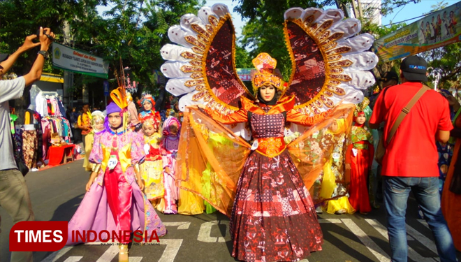 kirab-batik-khas-Gresik-2.jpg