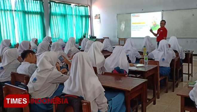 Ket foto : Salah satu pemateri Alfamart mengajar saat menerangkan budaya kerja kepada siswi SMKN 2 Buduran, Senin (15/10/2017).