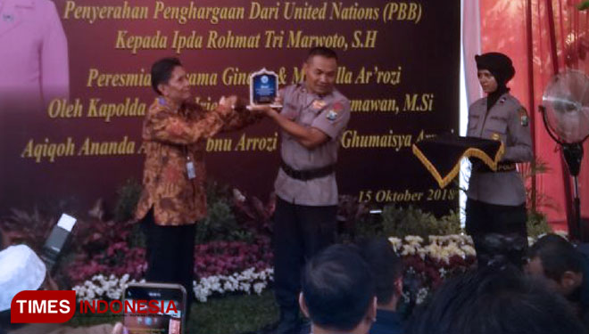 Ipda Rohmat Tri Marwoto saat menerima penghargaan dari perwakilan PBB (FOTO: Pamula/TIMES Indonesia)
