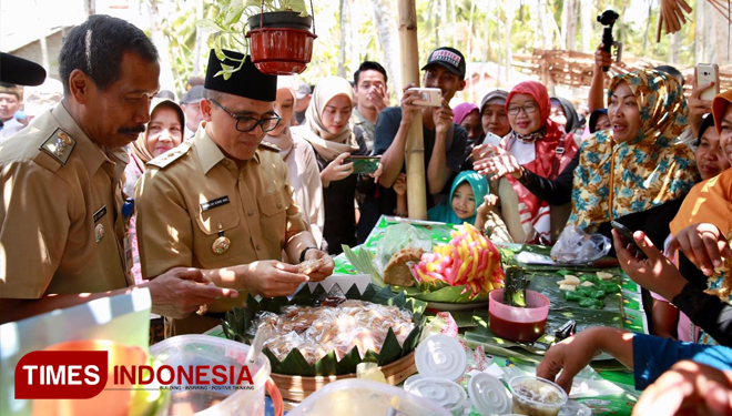 Bupati Banyuwangi, Abdullah Azwar Anas tengah mencicipi jajanan gula merah (FOTO: Rizki Alfian/TIMES Indonesia)