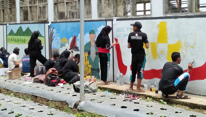 Para peserta sedang melukis dinding. (FOTO: Kodim 0406)