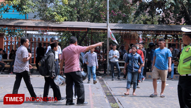 Kondisi kampus Unikama saat kericuhan terjadi, Senin (15/10/2018).(foto: Imadudin M/TIMES Indonesia)