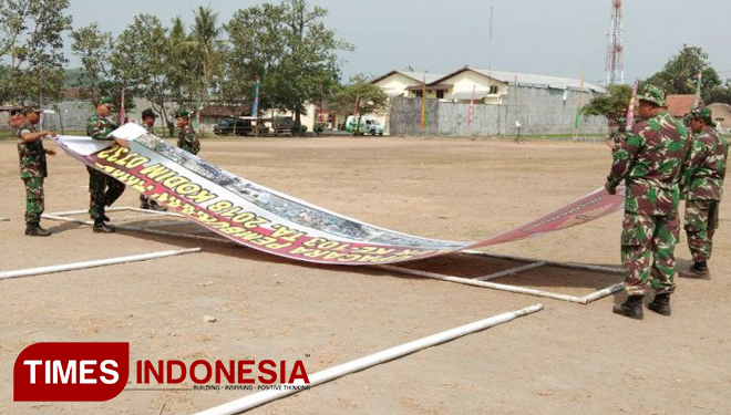 PersonilTNI Kodim 0732/Sleman selain membersihkan lapangan bersama masyarakat juga menyiapkan logistik lainnya. (Foto: AJP TIMES Indonesia)