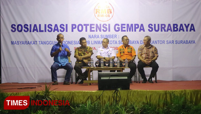Menghadirkan pakar gempa dan nara sumber terpercaya, RW-08 Rungkut Mapan Barat, Surabaya, gelar sosialisasi potensi gempa di Surabaya, Minggu (14/10/2018). (FOTO: Lely Yuana/TIMES Indonesia)