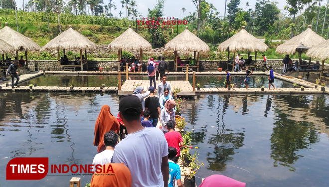 Pengunjung dari berbagai daerah memadati wisata desa Tirta Agung yang berada di Desa Sukosari Kidul, Sumber Wringin Bondowoso Jawa Timur. (FOTO: Moh Bahri/TIMES Indonesia) 