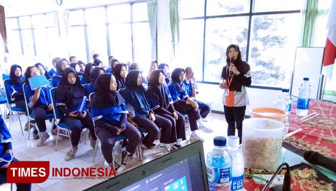Salah satu pemateri Alfamart mengajar saat menerangkan budaya kerja kepada siswi SMK PGRI 3 Malang, Senin (15/10/2017). (FOTO: Alfamart for TIMES Indonesia)