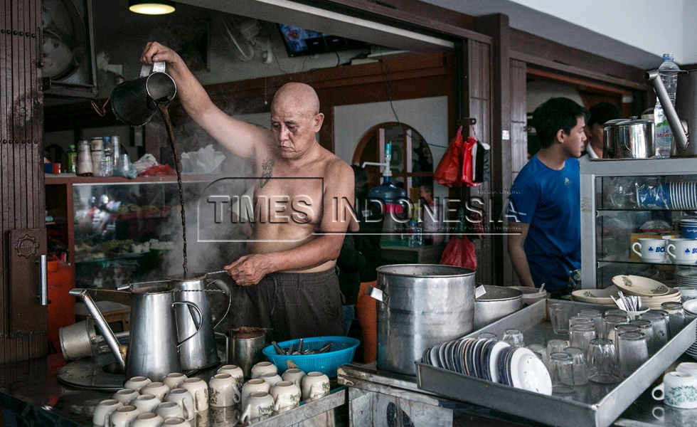 Ciri khas dari Kopi Asiang adalah pembuat kopi yang tidak pakai baju saat menyajikan kopi khas nya. (FOTO: Rizky Dwi Putra for TIMES Indonesia)