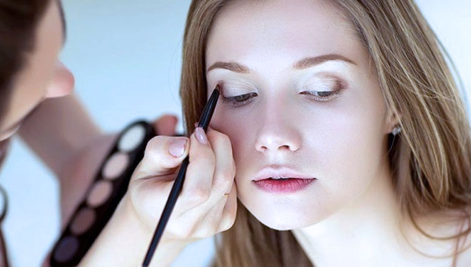 Ilustrasi - Tips Makeup (FOTO: everafterguide.net)