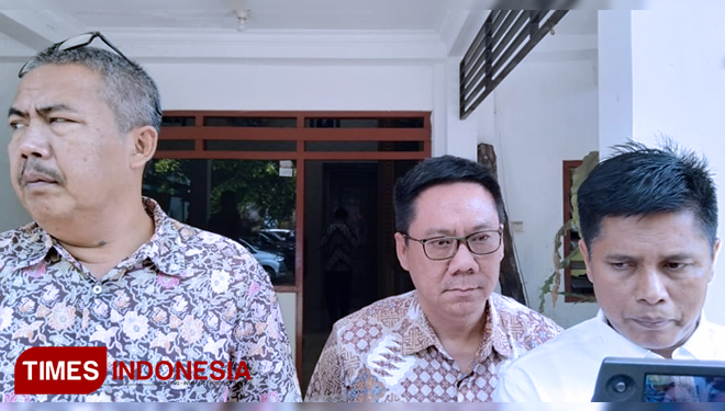 Gunadi Handoko SH, (tengah) salah satu penasehat hukumnya yang ikut terharu tatkala Rendra Kresna harus ditahan KPK. (FOTO: Istimewa)