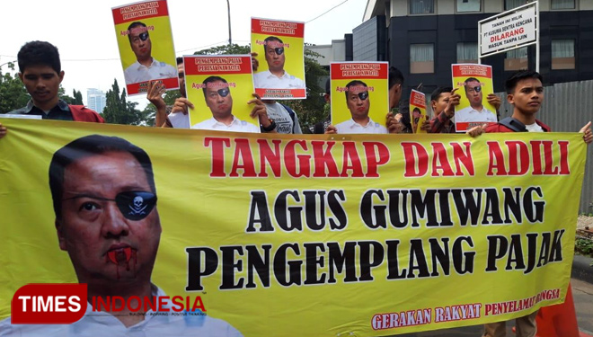 Massa aksi saat demo di depan Kantor Kemensos RI. (FOTO: Hasbullah/TIMES Indonesia)