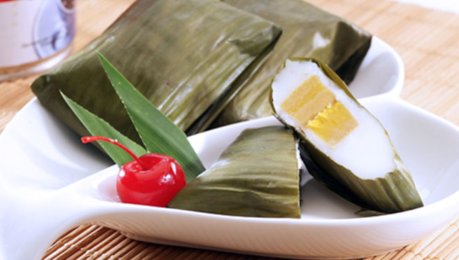 Jajanan  Khas Indonesia Berbungkus Daun Pisang  yang   Jajanan  Khas Indonesia Berbungkus Daun Pisang  yang