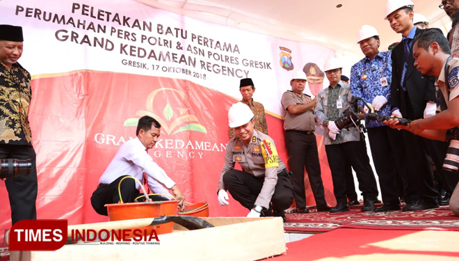 Peletakan batu pertama pembangunan perumahan bersubsidi untuk anggota polisi oleh Kepala Polisi Resort Gresik, AKBP Wahyu S Bintoro didampingi Kapolda Jawa Timur, Irjen Pol Luki Hermawan. (FOTO : Akmal/TIMES Indonesia). 