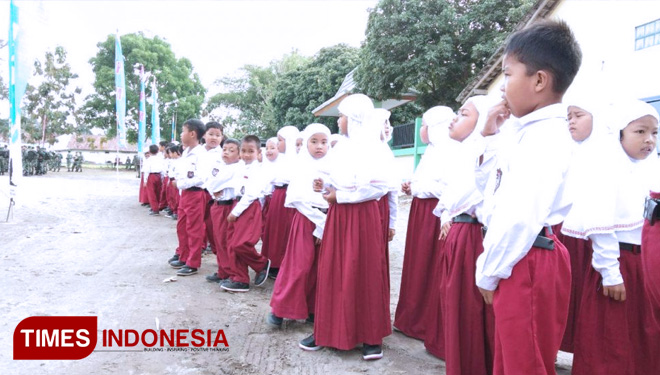 Siswa SD antusias menyaksikan upacara pembukaan TMMD Kodim Sleman yang digelar di Lapangan Desa Balecatur Gamping. (FOTO: AJP TIMES Indonesia)