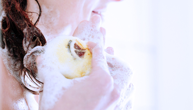 ILUSTRASI - Keramas menggunakan Shampoo Bar. (FOTO: Lush)