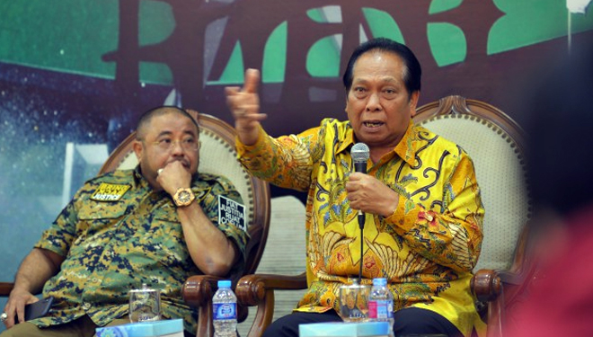 Ketua BURT DPR RI Anthon Sihombing (kanan) saat Forum Dialektika Demokrasi di Media Center DPR RI, Senayan, Jakarta. (FOTO: Oji/man/dpr.go.id)