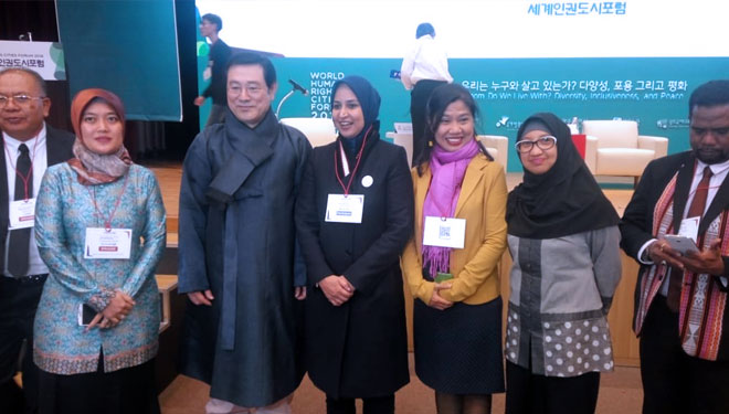 Bupati Jember dr Faida berfoto bersama para delegasi WHRCF 2018 di Korea Selatan. (FOTO: Istimewa)