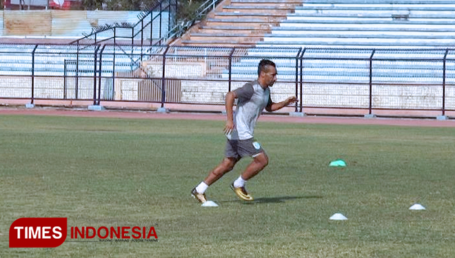 Gelandang Persela, Diego Assis sedang menjalani latihan di Stadion Surajaya Lamongan, Kamis, (18/10/2018). (FOTO: MFA Rohmatilah/TIMES Indonesia)