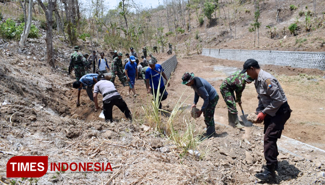 Anggota TNI Kodim 0822 Bondowoso bersama masyarakat melakukan normalisasi waduk di Desa Solor Kecamatan Cermee Bondowoso (FOTO: Humas for TIMES Indonesia) 