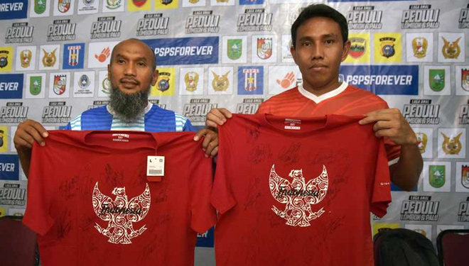 Baju Timnas Indonesia yang dilelang pada laga amal di Pekanbaru, Riau. (FOTO: Beritasatu)