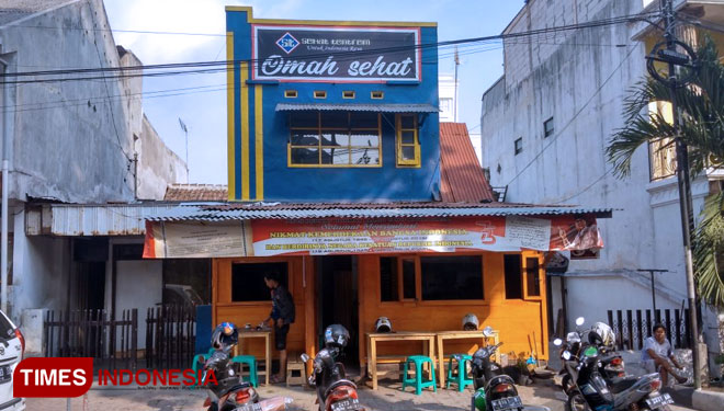 Omah Sehat tampak depan. Terlihat beberapa sepeda motor pelanggan, parkir berjejer (FOTO: ajp.TIMES Indonesia)
